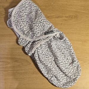 SwaddleMe White and Black Swaddle Blanket